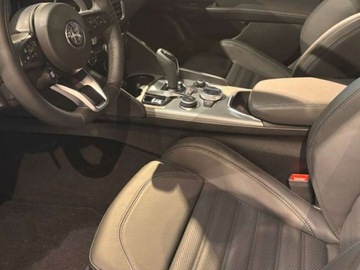 Alfa Romeo Giulia II Sedan Facelifting 2023 2.0 GME Turbo 280KM 2025 ALFA ROMEO Giulia Turbo Veloce Q4 Sedan 2.0 (280KM) 2025, zdjęcie 3