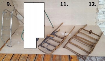 Старая стойка для велосипедов и памятник мопеду
