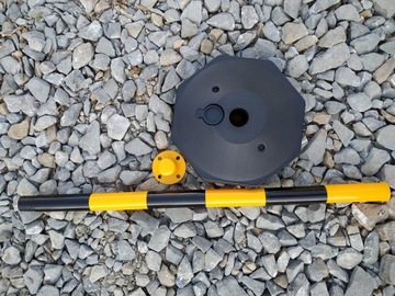 Słupki plastikowe do łańcucha z podstawą 90cm