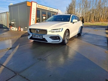 Volvo V60 II  2022 Volvo V60 2,0 B3 mild hybrid 163KM panorama navi elektryka led hak alu opl