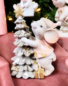 FIGURKA BOŻONARODZENIOWA MYSZ Z CHOINKĄ RÓŻOWA