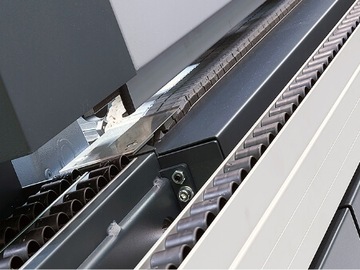 Кромкооблицовочный станок с предварительной фрезеровкой и фрезой для предварительной обработки углов Hebrock.