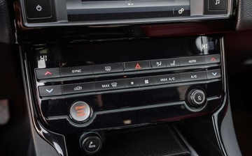 Jaguar XE Sedan 2.0 i4 180KM 2015 Jaguar XE R-SPORT 2.0D 180Ps Ledy Automat 4x4 Xenon Skora Navi 1 wl. Salon, zdjęcie 23