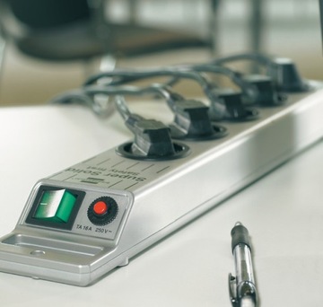 ЭЛЕКТРИЧЕСКАЯ ПОЛОСКА НА 8 РОЗЕТОК, УДЛИНИТЕЛЬ ПИТАНИЯ, ПРЕДОХРАНИТЕЛЬ 2,5