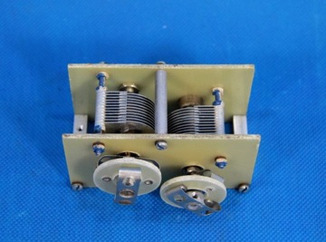 КОНДЕНСАТОР ДВОЙНОЙ АНТЕННОЙ КОРОБКИ 2x100пФ