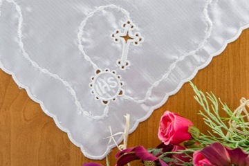 АТЛАСНОЕ ПРИЧАСТИЕ С ВЫШИВКОЙ ЧЕТКИ