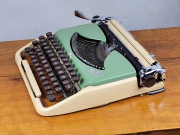 ФИЛИГРАННАЯ ПИШУЩАЯ МАШИНКА GROMA KOLIBRI ПОЛЬСКИЙ ШРИФТ!