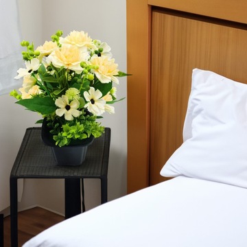 Искусственные цветы в горшке, украшение букета.