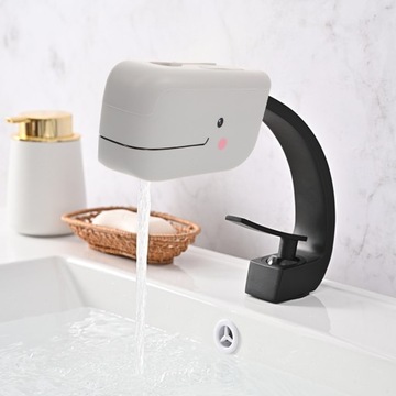 Разноцветный комод для ванны