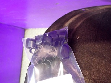 AUDI A3 8P HB 3D 03-05 TLUMENÍ PODPOŘÍ KAPOTY SPONKY