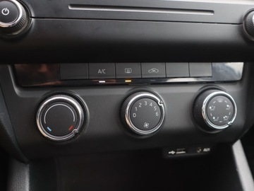 Skoda Octavia II Hatchback Facelifting 1.6 TDI CR DPF 105KM 2013 Skoda Octavia 1.6 TDI, Klima, Parktronic, zdjęcie 11