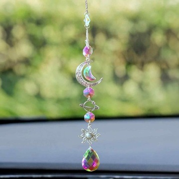 Кристалл-ловец солнца призмы, висящий на свету