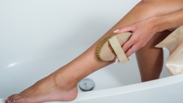 МАССАЖНАЯ ЩЕТКА ДЛЯ СУХОГО ТЕЛА AKITO С МЯГКОЙ ЖИСТИНКОЙ