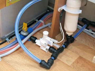 Kolanko szybkozłączka instalacji wodnej John Guest Push Fit 12mm