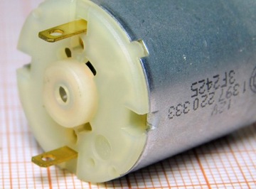 Двигатель JOHNSON 12 В, ось 2 мм BOSCH [105]B