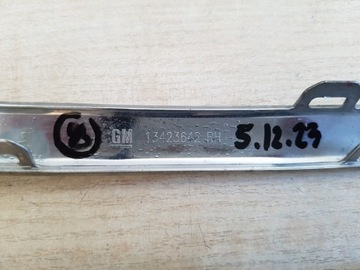 OPEL ASTRA 5 K CHRÓM MŘÍŽKY PRAVÝ 13423642