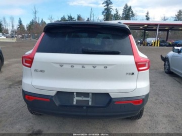 Volvo XC40 2022 Volvo XC 40 T5 R-Design 2022 2.0 Benzyna 248KM, zdjęcie 4