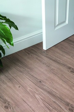 САМОКЛЕЯЩАЯСЯ НАПОЛЬНАЯ ПЛИТКА ТЕМНЫЙ ДУБ ПВХ