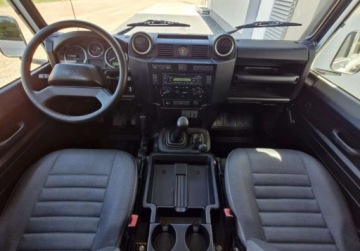 Land Rover Defender III 90 Station Wagon 2.2 TD4 122KM 2012 Land Rover Defender 4X4, HAK, klima, 7 osobowy 2.2 Diesel 122KM, zdjęcie 17