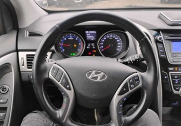 Hyundai i30 II 2015 Hyundai i30 2015r. 1.6 CRDI. Uszkodzony tyl i lekko lewy przod. Jezdzi., zdjęcie 10