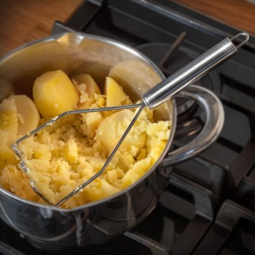 Спиральная картофельная толкушка из нержавеющей стали.
