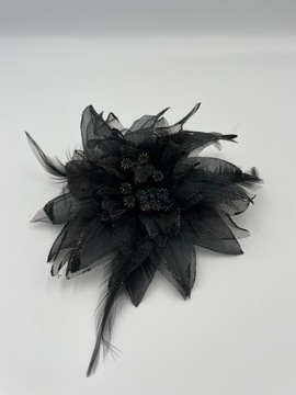 БРОШЬ ЦВЕТОК ИЗ ТКАНИ С ПЕРЬЯМИ, ЧЕРНАЯ