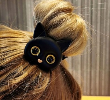 Эластичная резинка для шерсти черной кошки.
