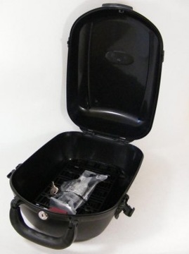 Съемный черный багажник с ключом.