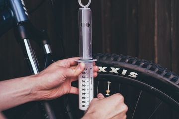 Молочный шприц для велосипедных шин и камер NRG