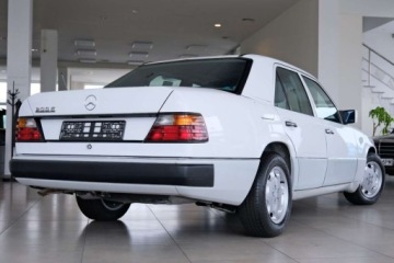 Mercedes W124 Sedan 2.0 118KM 1991 Mercedes-Benz W124 (1984-1993) 2.0 Benzyna 118KM, zdjęcie 6