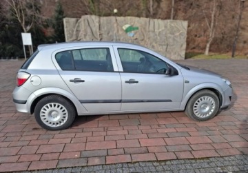Opel Astra J Hatchback 5d 1.6 Twinport ECOTEC 115KM 2009 Opel Astra Ladny stan 1.6 Benzyna 115KM, zdjęcie 5