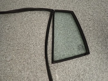 KIA PICANTO 04- SKLO (OKNO) ZADNÍ PRAVÁ TĚSNĚNÍ