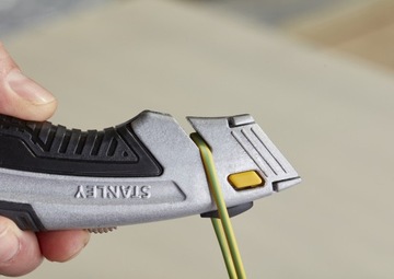 Нож с выдвижным трапециевидным лезвием STANLEY DYNAGRIP 180мм 0-10-788