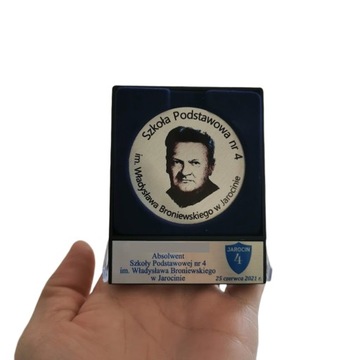 Pamiątka ukończenia szkoły z logo i Twoim opisem