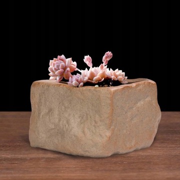 Керамические горшки в форме камня А и большие.