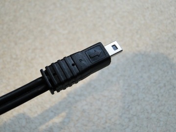 8-контактный USB <--> RCA / 2x видео-AV-кабель типа «тюльпан»