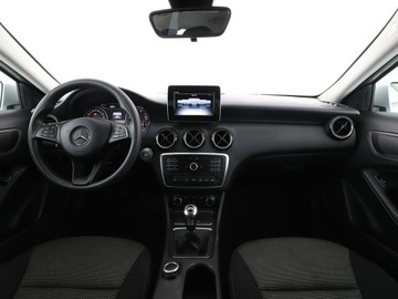 Mercedes GLA I Off-Roader Facelifting 1.6 180 122KM 2019 Mercedes GLA 180 navi klima grzane fotele czujniki, zdjęcie 14