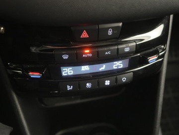 Peugeot 208 I Hatchback 3d 1.2 VTI 82KM 2014 Peugeot 208 1.2 PureTech, Salon Polska, zdjęcie 11