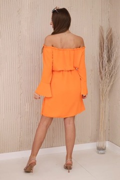 Pomarańczowa sukienka wiązana w talii sznurkiem