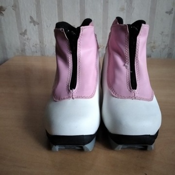 РАЗМЕР ДЕТСКОЙ БЕГОВОЙ ЛЫЖНОЙ ОБУВИ ALPINA. тридцать