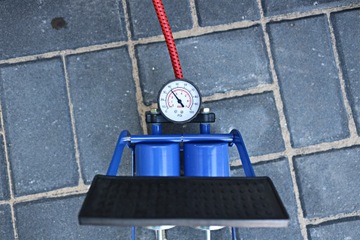 ДВУХПОРШНЕВОЙ АВТОМОБИЛЬНЫЙ ВЕЛОСИПЕДНЫЙ НОЖНОЙ НАСОС С МАНОМЕТРОМ TUV + ФИТИНГИ