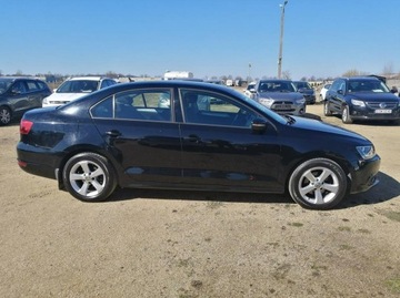 Volkswagen Jetta VI Sedan 1.6 TDI CR DPF 105KM 2011 Volkswagen Jetta 1.6 105 km klima, elektryka, zdjęcie 5