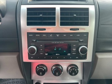 Dodge Nitro 2.8 CRD 177KM 2008 Dodge Nitro SXT 2.8 CRD 4x4 Automat Klimatyzacja Parktronic Tempomat Gwara, zdjęcie 9