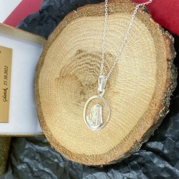 DELIKATNY MEDALIK Z MATKĄ BOSKĄ ZE SREBRA PR. 925