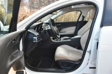 Jaguar XE Sedan 2.0 i4 250KM 2018 Jaguar XE 25T 2.0T 250KM 2018r. Skóra Panorama, zdjęcie 9