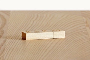 Коробка с гравировкой для фотографий 15х21 и флешка.