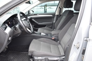 Volkswagen Passat B8 Variant Facelifting 2.0 TSI 190KM 2022 Volkswagen Passat SalonPL 2.0 TSI 190KM DSG Business NaviMatrixKeyLessKame, zdjęcie 28