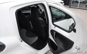 Toyota Aygo I Hatchback 5d Facelifting 1.0 VVT-i 68KM 2013 Toyota Aygo Klimatyzacja Nawigacja TOM TOM Elektryczne Szyby Benzyna 68KM, zdjęcie 16