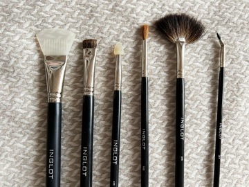 Набор профессиональных кистей Inglot в недорогом футляре.