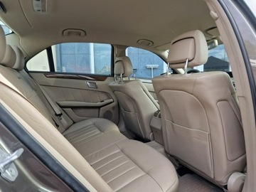 Mercedes Klasa E W212 Limuzyna 250 CGI BlueEFFICIENCY 204KM 2010 Mercedes E 250 CGI Elegance Automat Navi Skóry, zdjęcie 21